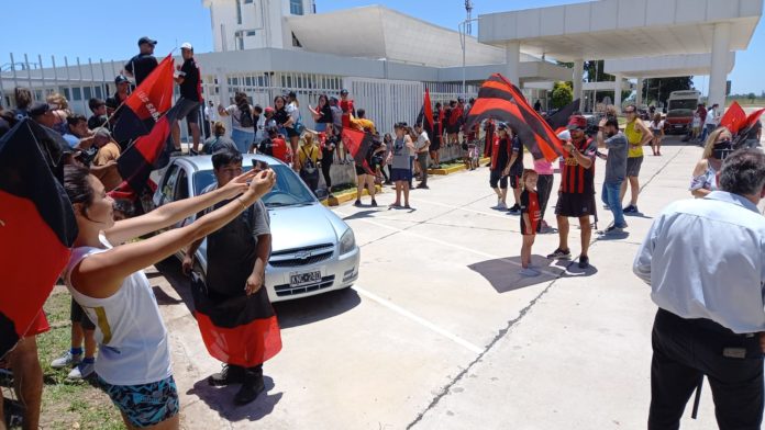 La gente despide al plantel en el aeropuerto de Sauce Viejo