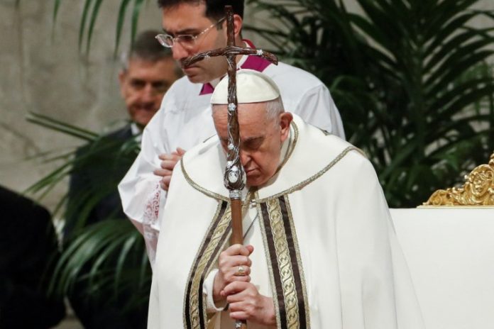 El Papa Francisco preside la Misa Crismal en la Basílica de San Pedro en el Vaticano, 6 de abril de 2023.