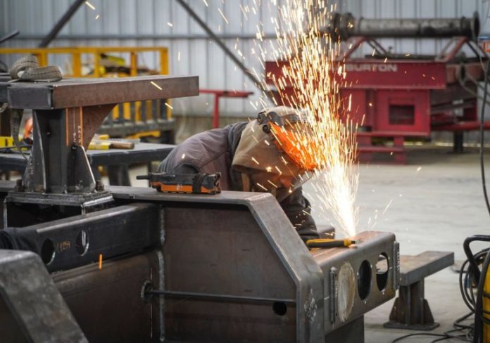 La producción en las fábricas y en las obras declinó en el segundo mes del año.