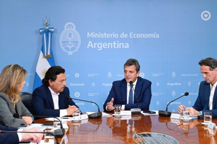 El ministro de Economía, Sergio Massa, junto al gobernador de Salta, Gustavo Sáenz.