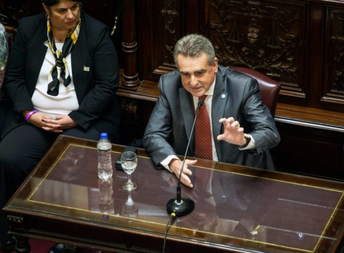 El jefe de gabinete, Agustìn Rossi, durante la sesión informativa en Senado.