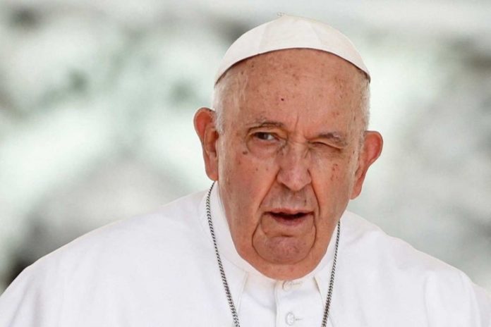 El papa Francisco fue sometido este miércoles a una operación de tres horas que transcurrió sin complicaciones, informó el Vaticano en un comunicado.