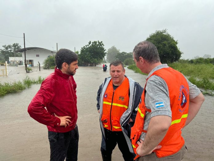 Emergencia hídrica. Pullaro en Reconquista junto a los bomberos zapadores